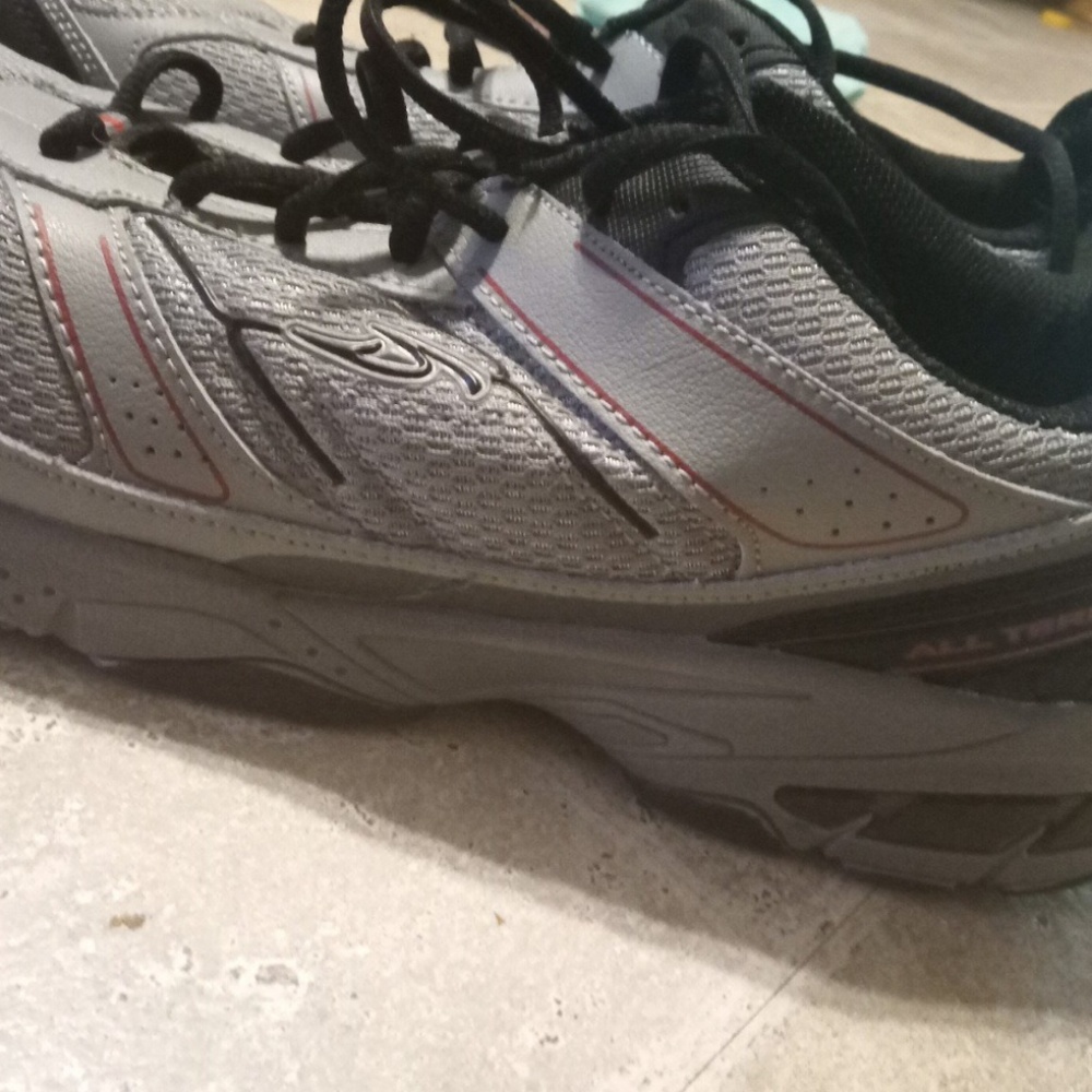 Sneaker - Picture 2 of 2